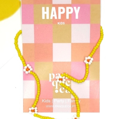 Colar infantil de contas amarelas com flores em cartão quadriculado rosa e salmão