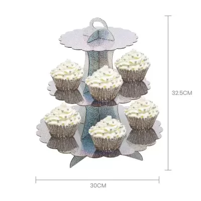 Suporte para cupcakes em cartão prateado com três andares e cupcakes decorados com cobertura branca