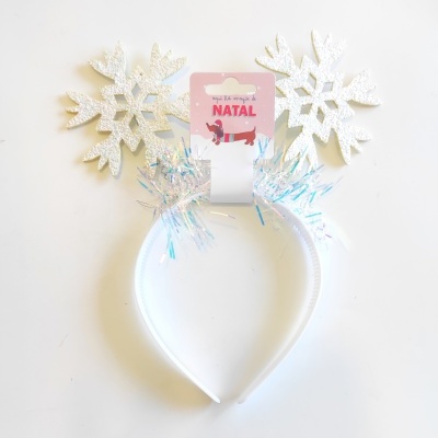 Aro de cabelo branco com flocos de neve e enfeites prateados para Natal