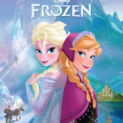 Imagem promocional do filme Disney Frozen com Elsa e Anna em fundo de montanhas e castelo