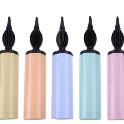 Seis tubos coloridos com tampas pretas em linha sobre fundo branco