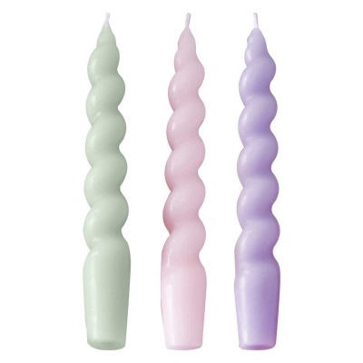 Três velas decorativas em espiral, verdes, rosa e lilás, com pavios brancos