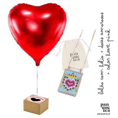 Balão vermelho em forma de coração com base e mala decorativa colorida em miçangas com saco de pano