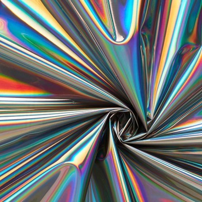 Tecido prateado holográfico com reflexos coloridos e pregas torcidas.