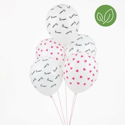 Balões brancos com corações rosa e texto 'Bisco' em preto
