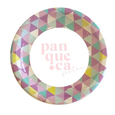 Prato descartável com padrão geométrico colorido e texto panqueca