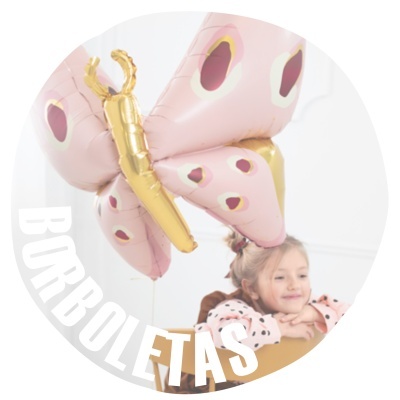 Balão borboleta rosa e dourado com padrão de manchas, com menina sorridente ao fundo.