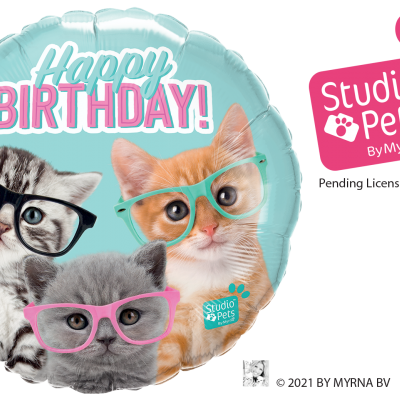 Balão redondo azul claro com três gatos de óculos e texto Happy Birthday