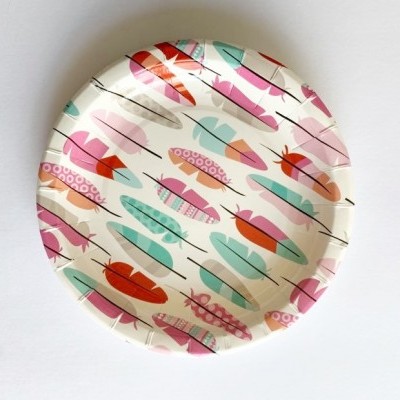 Prato de papel redondo com padrão de penas coloridas