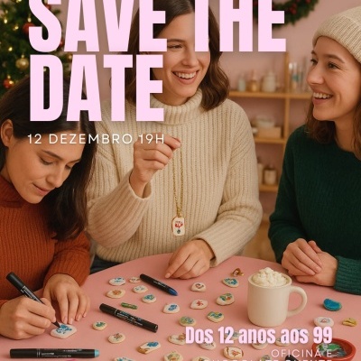 Mesa com pedras decoradas, marcadores coloridos, mulheres com camisolas de malha e decoração de Natal no fundo