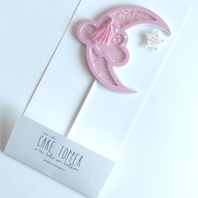 Topper para bolo em formato de lua cor-de-rosa com pompom e estrela branca com texto