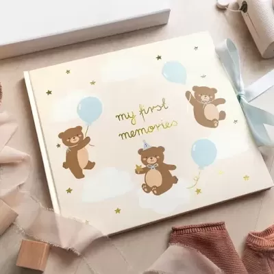 Álbum de fotos de bebé com ursinhos, balões e texto 'my first moments'