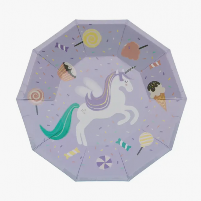 Guarda-chuva lilás com estampa de unicórnio e doces coloridos