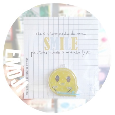 Cartão com mensagem e emoticon amarelo sorridente em plástico transparente