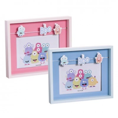 Dois porta-fotos quadrados coloridos com decoração de monstros e palavra BOO