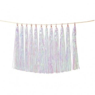 Guirlanda decorativa com franjas brilhantes iridescentes penduradas numa corda dourada