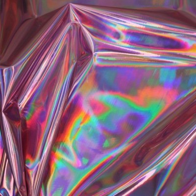 Folha holográfica iridescente com cores variáveis e textura vincada.