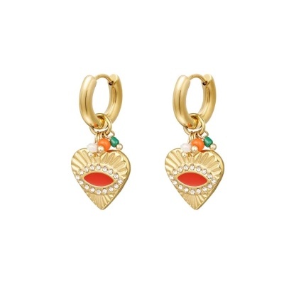 Brincos dourados em forma de coração com detalhes coloridos e cristais