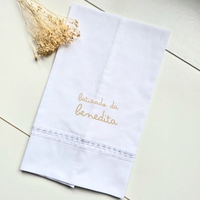 Toalha branca para batizado com bordado e texto dourado