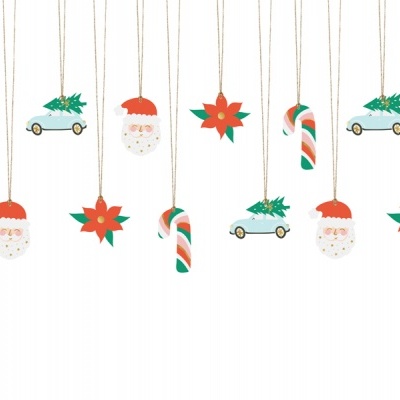 Enfeites de Natal pendurados com diferentes designs, incluindo bengalas de açúcar, carros com árvores, Papai Noel e flores