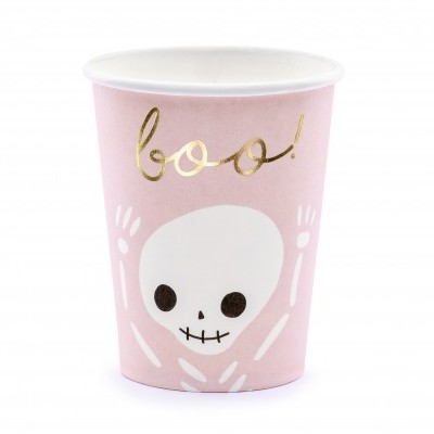 Copo de papel rosa com desenho de esqueleto e palavra 'boo!' em dourado