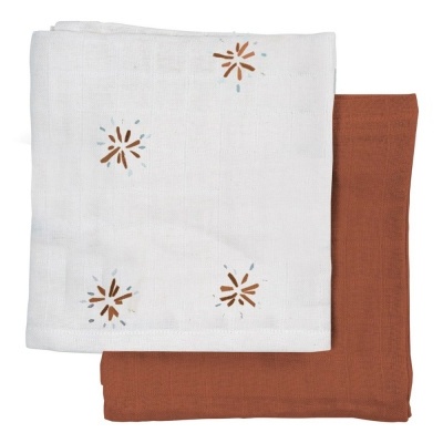 Conjunto de dois panos de cozinha, um branco com padrões florais e outro castanho liso