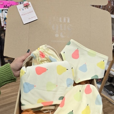 Cachecol, gorro e touca com padrão de pêras coloridas dentro de caixa de cartão aberta