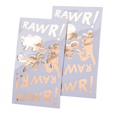 Folhas com autocolantes dourados de dinossauros e a palavra RAWR! em fundo lilás