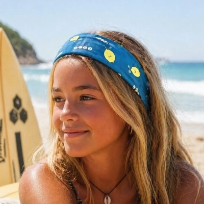 Bandana azul com limões amarelos numa rapariga na praia