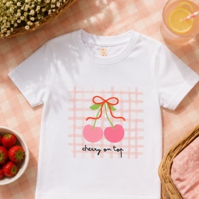 T-shirt branca com estampado de cerejas cor-de-rosa e texto cherry on top