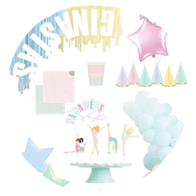 Conjunto de festa com balões, chapéus, copos, guardanapos e bolo decorado com bailarinas