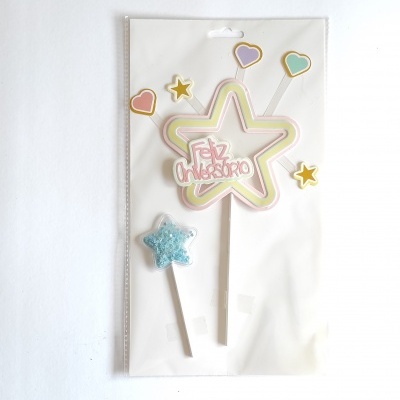 Decoração de bolo com estrela e texto 'Feliz Aniversário' em cores pastel e acessórios coloridos.