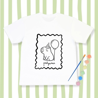 T-shirt branca com desenho preto de urso, balão e texto partyvara