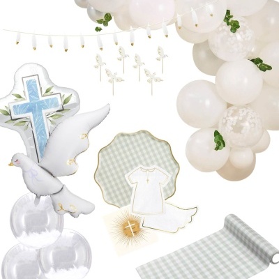 Decoração de festa com balões brancos, cruz azul, pomba, pratos xadrez, guardanapos com cruz e toalha de mesa xadrez.