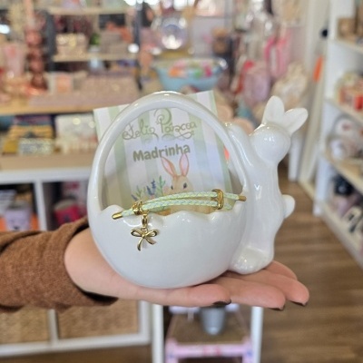 Cesta decorativa de cerâmica branca com coelho e cartão de páscoa em loja