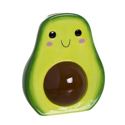 Prato cerâmico em forma de abacate com rosto sorridente e semente castanha brilhante