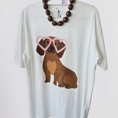 T-shirt branca com estampa de cão castanho e colar de bolas castanhas