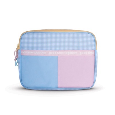 Bolsa retangular azul claro e rosa com padrão quadriculado e texto decorativo
