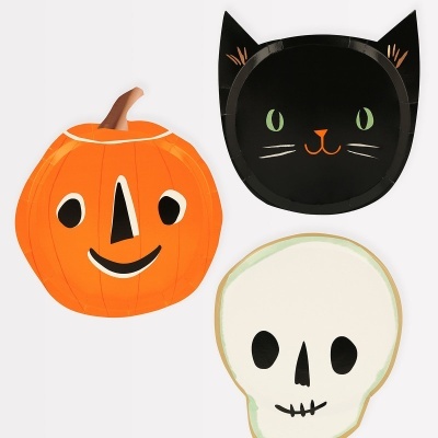 Pratos de papel temáticos de Halloween em formas de abóbora, gato preto e crânio