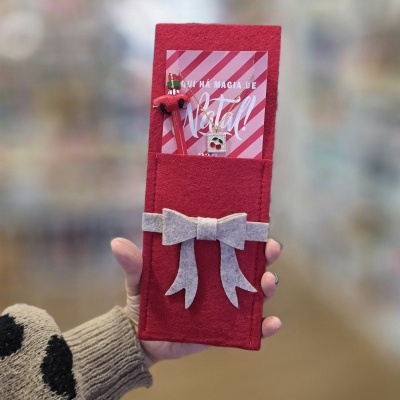 Estojo vermelho com colar, caneta e cartão de Natal
