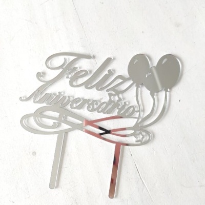 Topo para bolo prata em acrílico com a frase 'Feliz aniversario' e dois balões