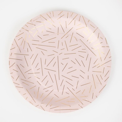 Prato descartável rosa com linhas douradas