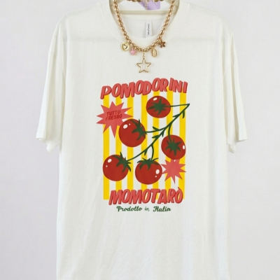 T-shirt branca com estampa colorida de tomates e texto em italiano
