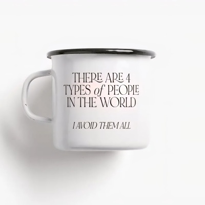 Caneca branca de metal com texto preto e borda preta