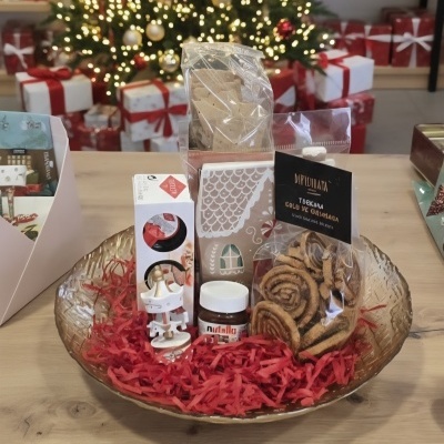 Conjunto de presentes natalícios com biscoitos, mini Nutella, decoração branca em recipiente dourado