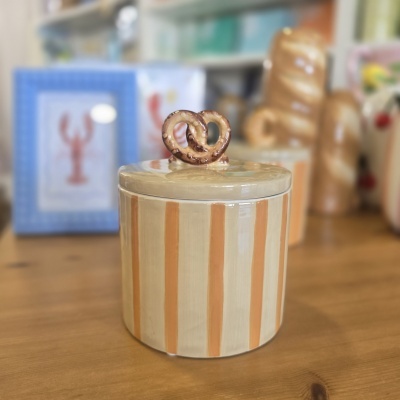 Pote de cerâmica listrado com tampa decorada com pretzel