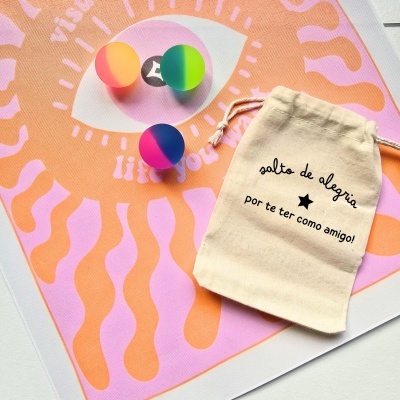 Bolas coloridas em tecido estampado e bolsa de algodão com frase escrita