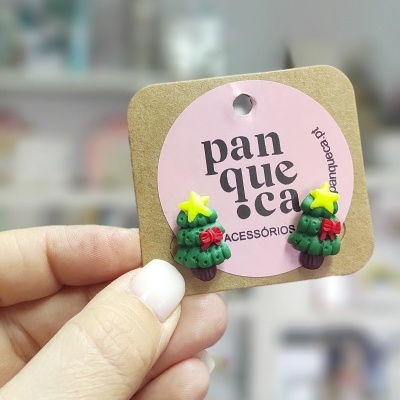 Brincos de árvore de Natal verdes com estrela e laço, em cartão de marca panqueça