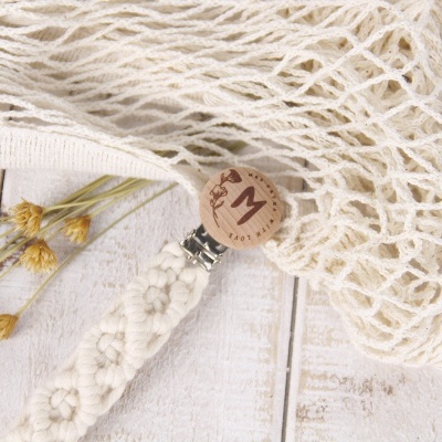 Sacos de rede de algodão natural com etiqueta de madeira e flores secas