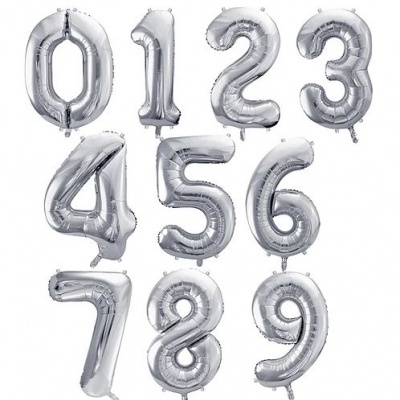 Balões metálicos prateados em forma de números de 0 a 9